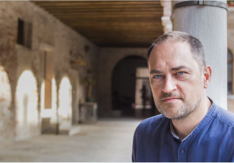 Entrevista a Alessandro Mistrorigo: “la persona que vive el «dispatrio» está un poco «acá» y un poco «allá»”